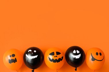 Turuncu arka planda komik Cadılar Bayramı balonları
