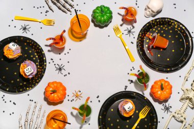 Beyaz arkaplanda Cadılar Bayramı partisi masasından yapılmış bir çerçeve