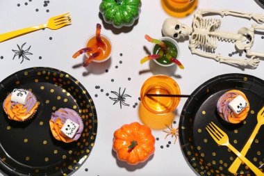 Beyaz arka planda Cadılar Bayramı dekoru olan parti tablosu