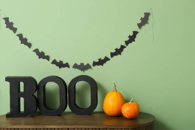 Cadılar Bayramı balkabakları. Klozet yeşil duvarın yanında.