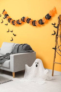 Cadılar Bayramı için kanepeyle dekore edilmiş oturma odasının içi.