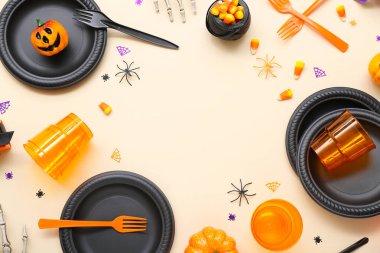 Bej arka planda Cadılar Bayramı süslemeleri ile festival masası ayarlarından yapılmış çerçeve