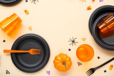 Bej arka planda Cadılar Bayramı süslemeleri olan şenlik masası