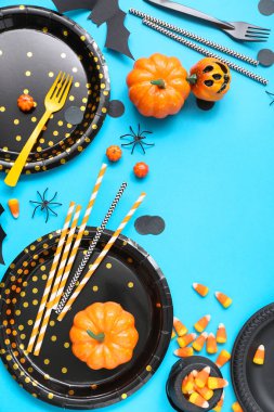 Mavi arkaplanda Cadılar Bayramı süslemeleri olan şenlik masasından yapılmış çerçeve