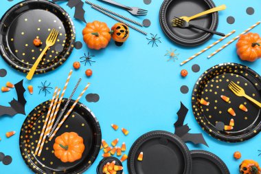 Mavi arkaplanda Cadılar Bayramı süslemeleri olan şenlik masasından yapılmış çerçeve