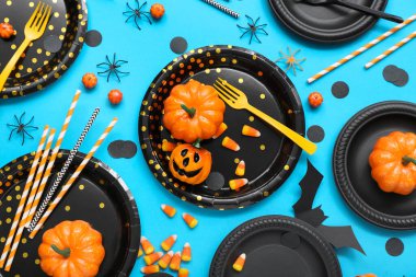 Mavi arka planda Cadılar Bayramı süslemeleri olan şenlik masası.