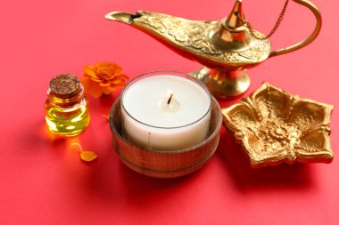 Mumlu Diya lambaları, kırmızı arka planda kadife çiçeği ve aroma yağı. Divaly kutlaması