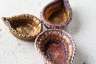 Grunge beyaz arka planda Divaly kutlamaları için Diya lambaları