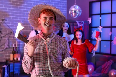 Cadılar Bayramı partisinde kostümlü genç adam