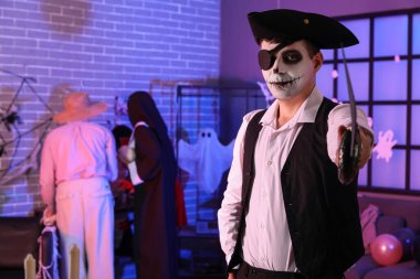 Cadılar Bayramı partisinde korsan gibi giyinmiş genç adam.