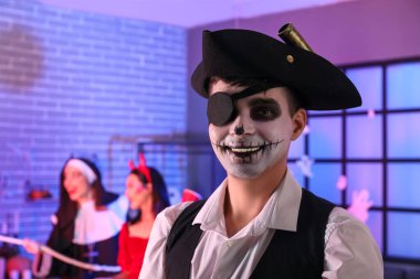 Cadılar Bayramı partisinde korsan gibi giyinmiş genç adam, yakın plan.