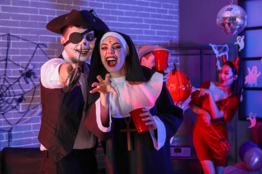 Cadılar Bayramı partisinde kostümlü genç bir çift