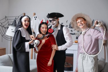 Cadılar Bayramı partisinde kostüm giymiş bir grup arkadaş