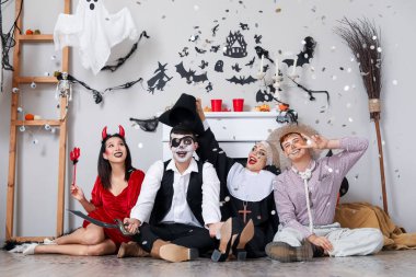 Cadılar Bayramı partisinde düşen bir grup kostümlü arkadaş.