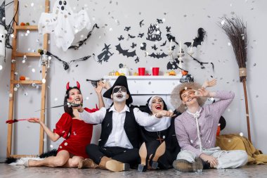 Cadılar Bayramı partisinde düşen bir grup kostümlü arkadaş.