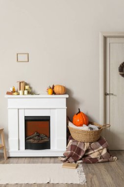 Şömineli ve Cadılar Bayramı balkabaklı aydınlık oturma odasının içi