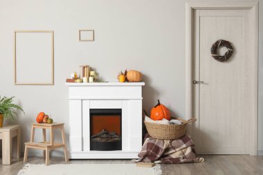 Şömineli ve Cadılar Bayramı balkabaklı aydınlık oturma odasının içi