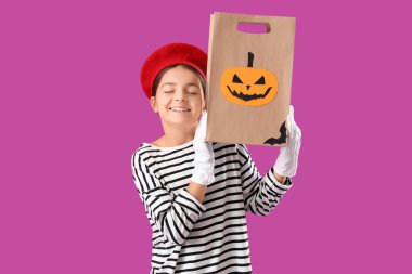 Cadılar Bayramı için pandomimci gibi giyinmiş küçük bir kız.