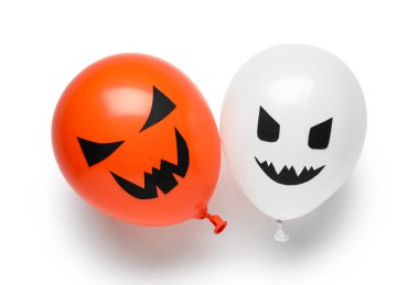 Beyaz arka planda farklı komik Cadılar Bayramı balonları