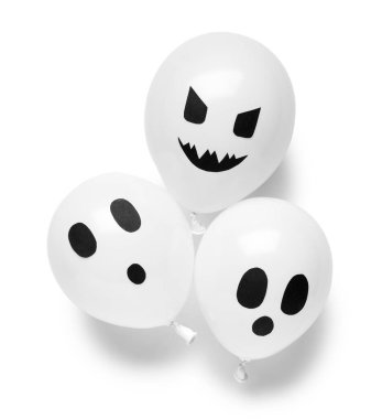 Beyaz arka planda farklı komik Cadılar Bayramı balonları