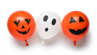 Beyaz arka planda farklı komik Cadılar Bayramı balonları