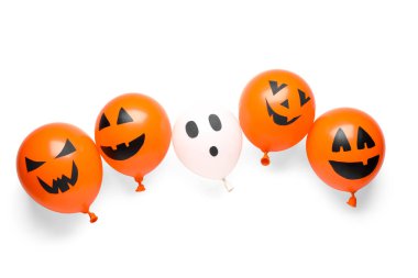 Beyaz arka planda farklı komik Cadılar Bayramı balonları