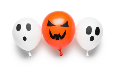 Beyaz arka planda farklı komik Cadılar Bayramı balonları