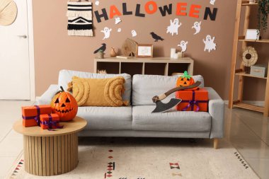 Cadılar Bayramı için kanepe ve hediyelerle dekore edilmiş oturma odasının içi.