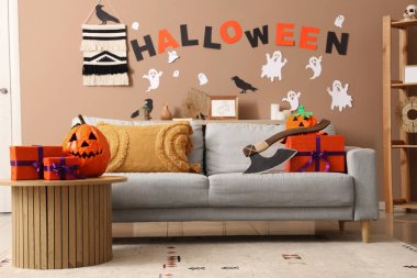 Cadılar Bayramı için kanepe ve hediyelerle dekore edilmiş oturma odasının içi.