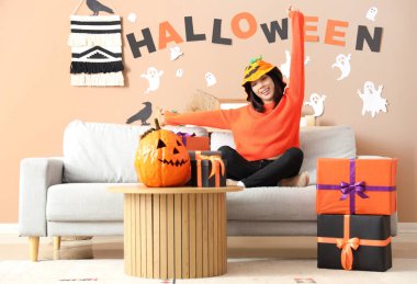 Genç Asyalı kadın Cadılar Bayramı 'nı evde kutluyor