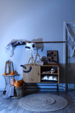 Cadılar Bayramı süslemeleri olan festival koridorunun içi.