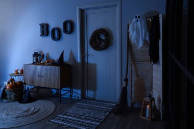 Cadılar Bayramı süslemeleri olan festival koridorunun içi.