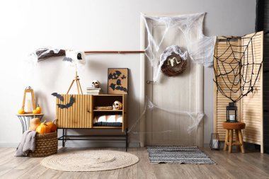 Ahşap dolabı, kapısı ve cadılar bayramı süslemeleri olan festival koridorunun içi.