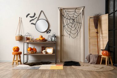 Raflar, kapılar ve cadılar bayramı süslemeleri olan festival koridorunun içi