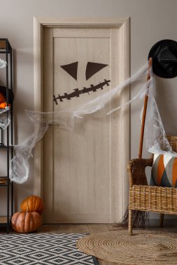 Festival salonunun içinde Cadılar Bayramı süslemeleri olan kapı.