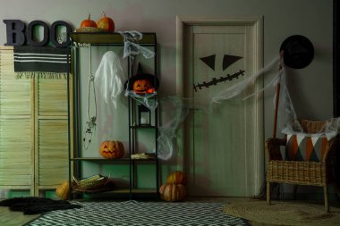 Cadılar Bayramı süslemeleri olan festival koridorunun içi.