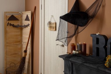 Katlanan ekran, kapı ve Cadılar Bayramı dekorasyonlu festival koridorunun içi