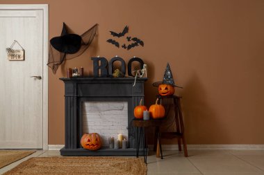 Şömineli, kapılı ve Cadılar Bayramı dekorasyonlu festival koridoru.