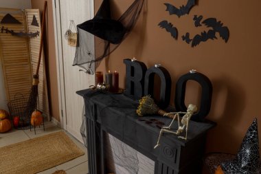 Şömineli, kapılı ve Cadılar Bayramı dekorasyonlu festival koridoru.