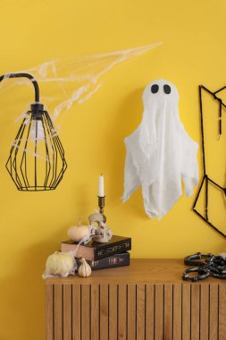 Cadılar Bayramı balkabakları ve odada klozet üzerine kitaplar.