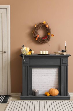 Cadılar Bayramı için şömine rafıyla dekore edilmiş salon.