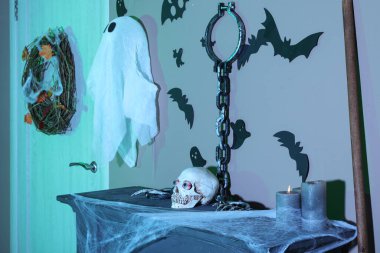 Cadılar Bayramı dekorlu şömine rafı