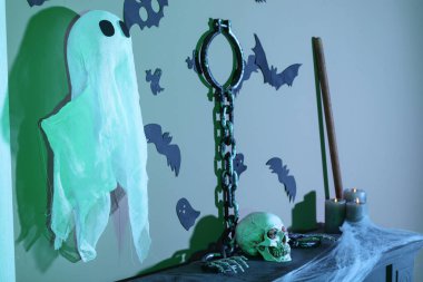 Cadılar Bayramı dekorlu şömine rafı