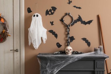 Cadılar Bayramı dekorlu şömine rafı