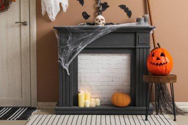 Cadılar Bayramı dekorlu şömine rafı