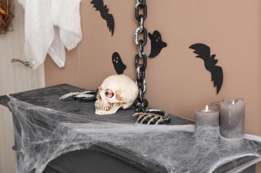 Cadılar Bayramı dekorlu şömine rafı