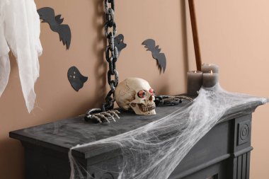 Cadılar Bayramı dekorlu şömine rafı