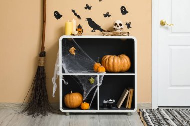 Salonda Cadılar Bayramı dekoru olan raf ünitesi