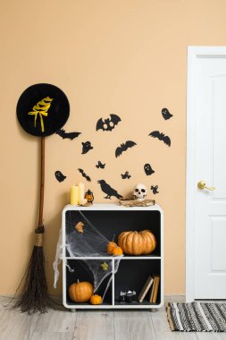 Cadılar Bayramı için salon kapısı ve raf ünitesi ile dekore edilmiş.