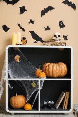 Salonda Cadılar Bayramı dekoru olan raf ünitesi